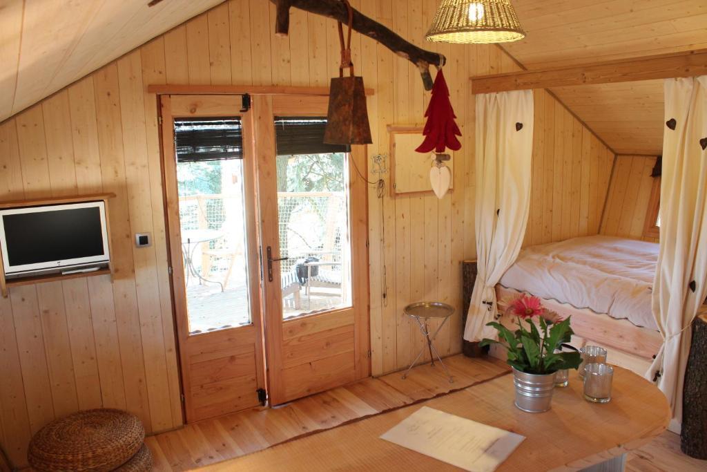Bed and Breakfast Domaine Des Grands Cedres Cordelle Pokoj fotografie