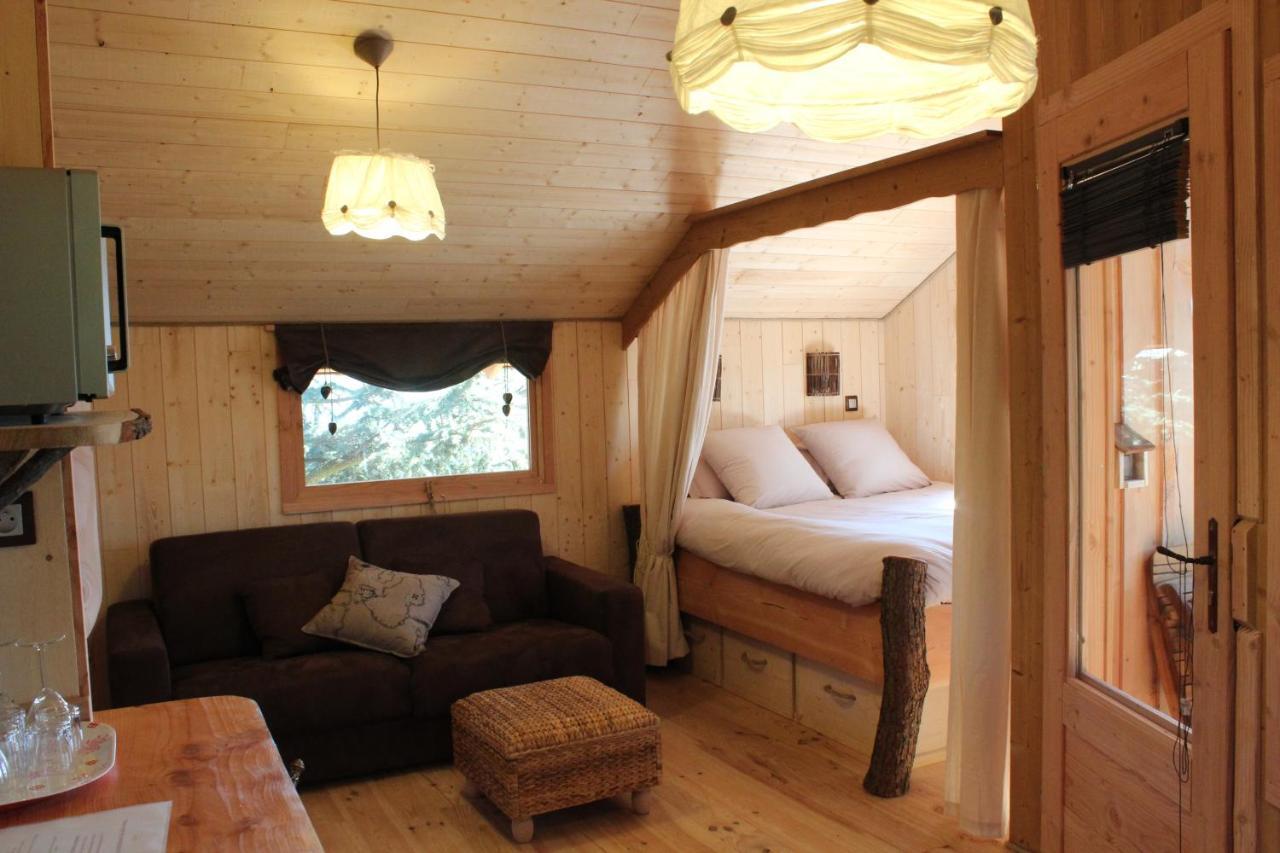 Bed and Breakfast Domaine Des Grands Cedres Cordelle Pokoj fotografie